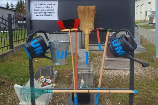 Stojak z narzędziami do porządkowania nagrobków na cmentarzu komunalnym w Kołaczycach