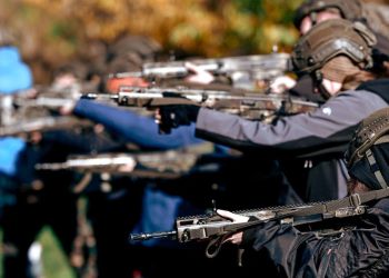 „Trenuj z wojskiem” w Rzeszowie. Mieszkańcy uczą się sztuki przetrwania i samoobrony [ZDJĘCIA]