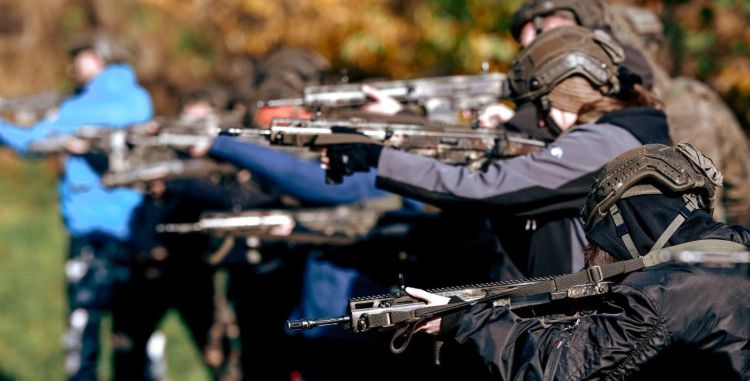 „Trenuj z wojskiem” w Rzeszowie. Mieszkańcy uczą się sztuki przetrwania i samoobrony [ZDJĘCIA]