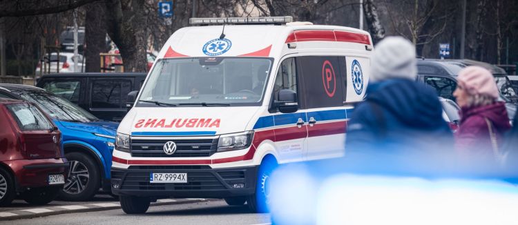 Ciężarówka zmiażdżyła auto nauki jazdy; jedna osoba zginęła