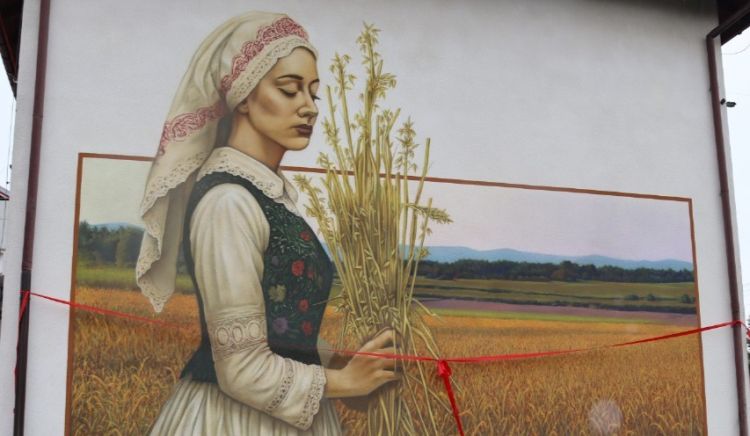Nowy mural „Dama z kłosem” na budynku szkoły w Umieszczu