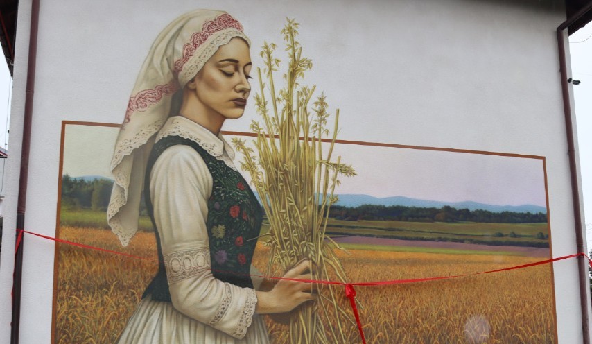 Nowy mural „Dama z kłosem” na budynku szkoły w Umieszczu