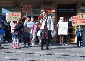 Rodzice protestowali w Rzeszowie przeciw zmianom w finansowaniu edukacji domowej