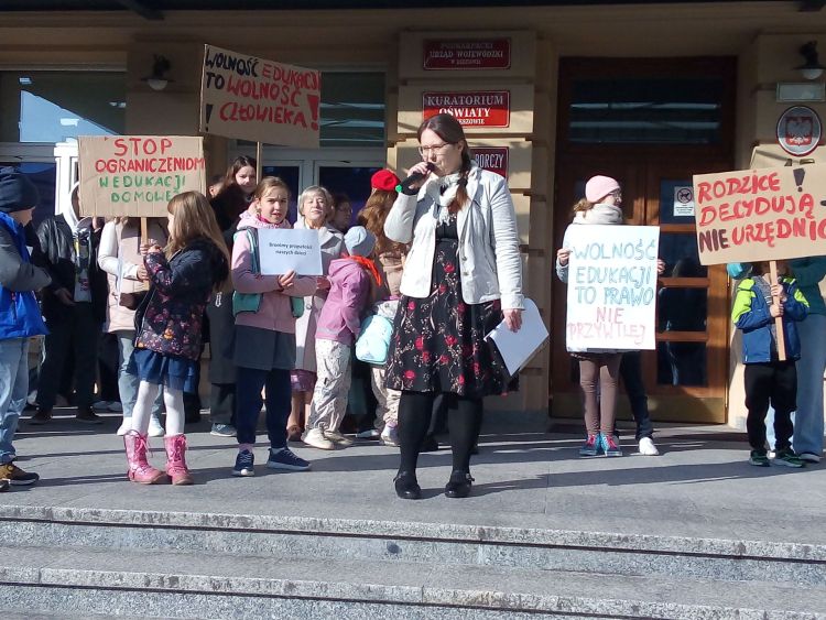 Rodzice protestowali w Rzeszowie przeciw zmianom w finansowaniu edukacji domowej