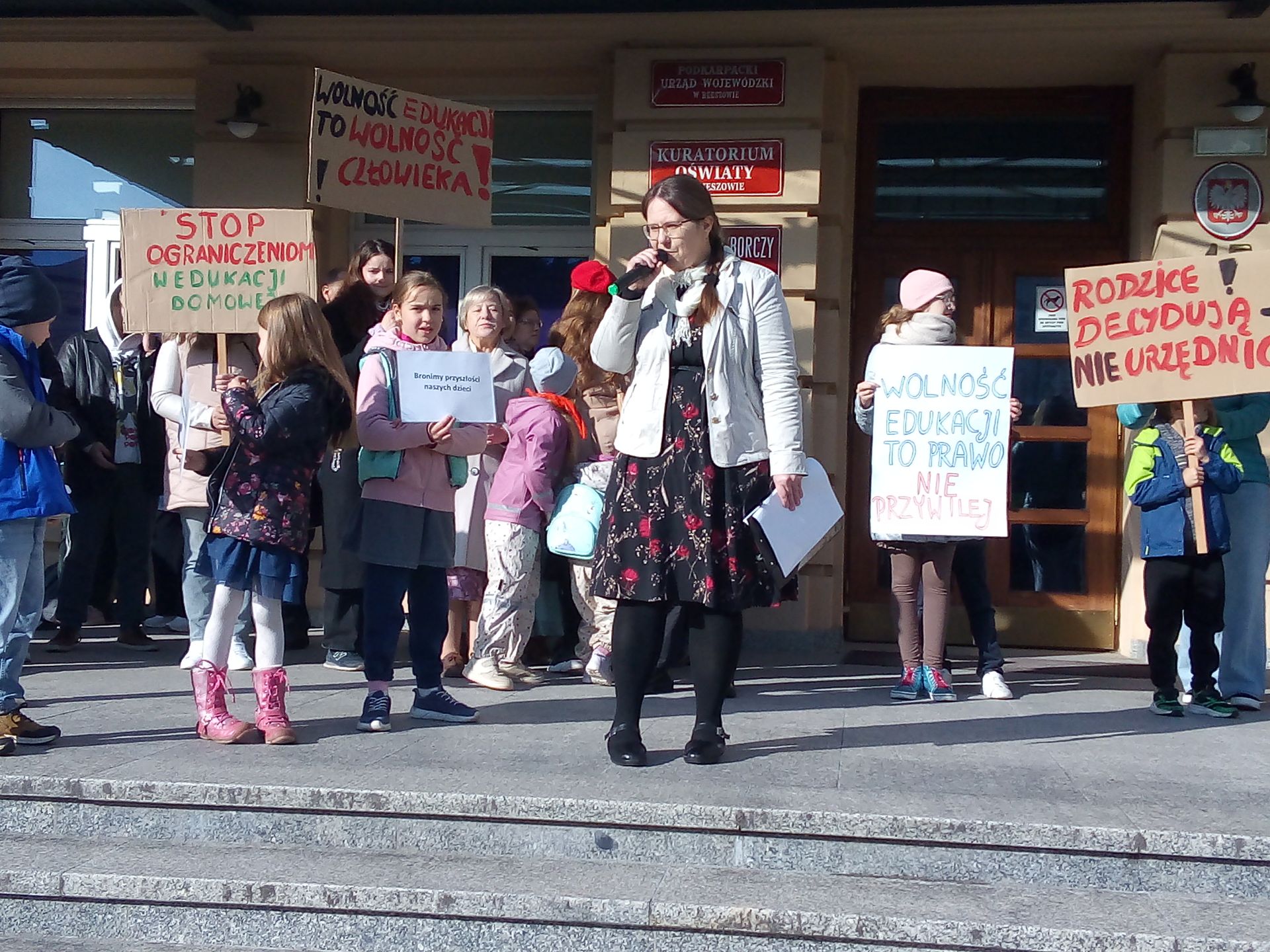 Rodzice protestowali w Rzeszowie przeciw zmianom w finansowaniu edukacji domowej