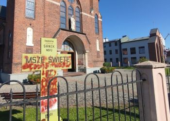 Mieszkaniec powiatu sanockiego zatrzymany po zniszczeniu elewacji kościoła [ZDJĘCIA]