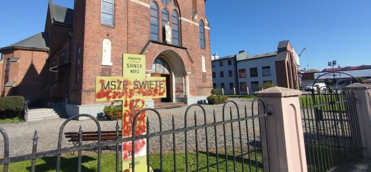 Mieszkaniec powiatu sanockiego zatrzymany po zniszczeniu elewacji kościoła [ZDJĘCIA]