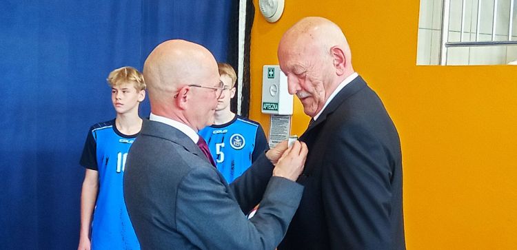 Legendarny siatkarz Marek Karbarz został ambasadorem Stalowej Woli. Odsłonięto pamiątkową tablicę [ZDJĘCIA]