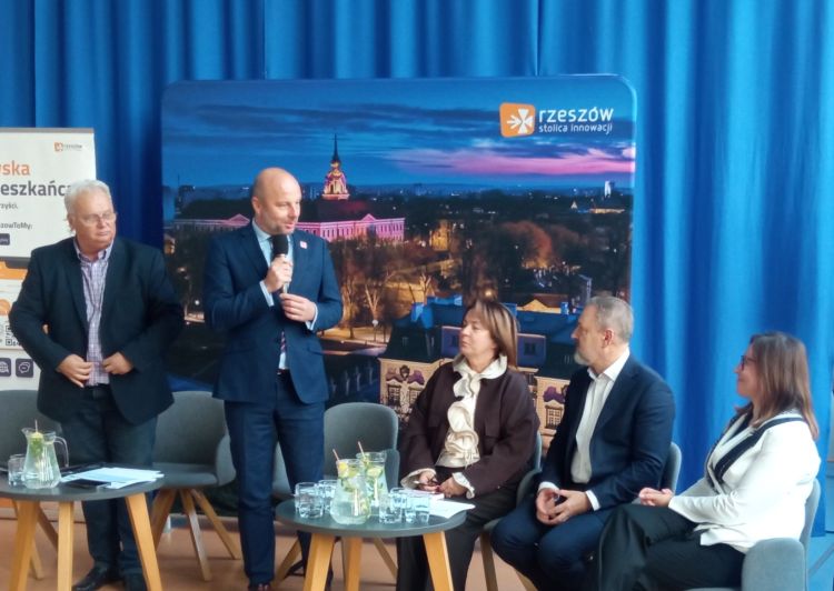 Konrad Fijołek rozmawiał z mieszkańcami o parkingach, drogach i bezpieczeństwie