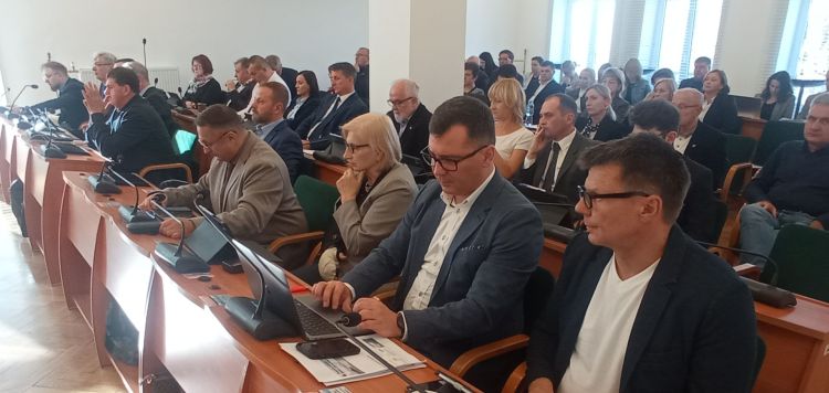 Stalowa Wola wprowadza nocny zakaz sprzedaży alkoholu i planuje inwestycję w reaktor SMR [ZDJĘCIA]