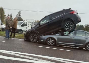 Groźnie wyglądające zderzenie trzech aut w Krasnem. Policja ustala szczegóły