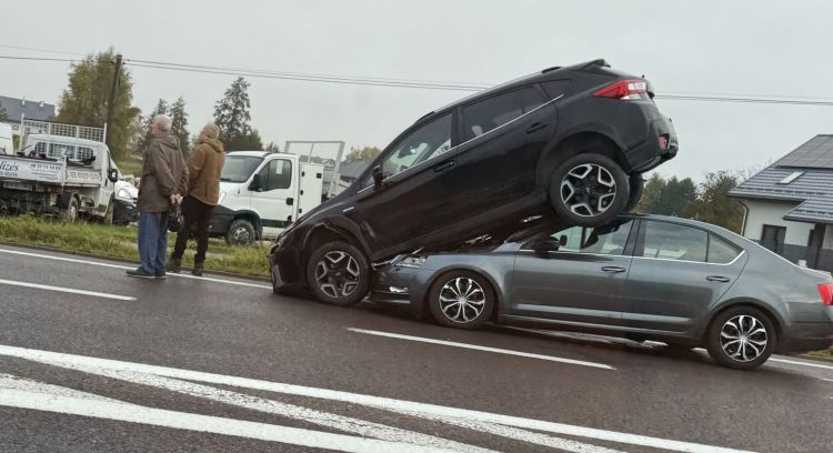 Groźnie wyglądające zderzenie trzech aut w Krasnem. Policja ustala szczegóły 1 - Polskie Radio Rzeszów Groźnie wyglądające zderzenie trzech aut w Krasnem. Policja ustala szczegóły