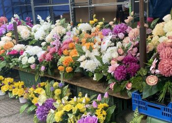 Przed Wszystkimi Świętymi ruszył handel zniczami i chryzantemami w Rzeszowie [ZDJĘCIA]