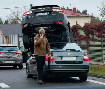Groźnie wyglądające zderzenie trzech aut w Krasnem. Policja ustala szczegóły 2 - Polskie Radio Rzeszów Groźnie wyglądające zderzenie trzech aut w Krasnem. Policja ustala szczegóły - Polskie Radio Rzeszów