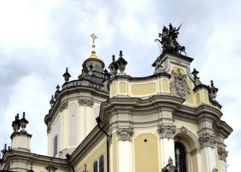 Na kopułę katedry św. Jura we Lwowie powrócił odrestaurowany 155-letni krzyż