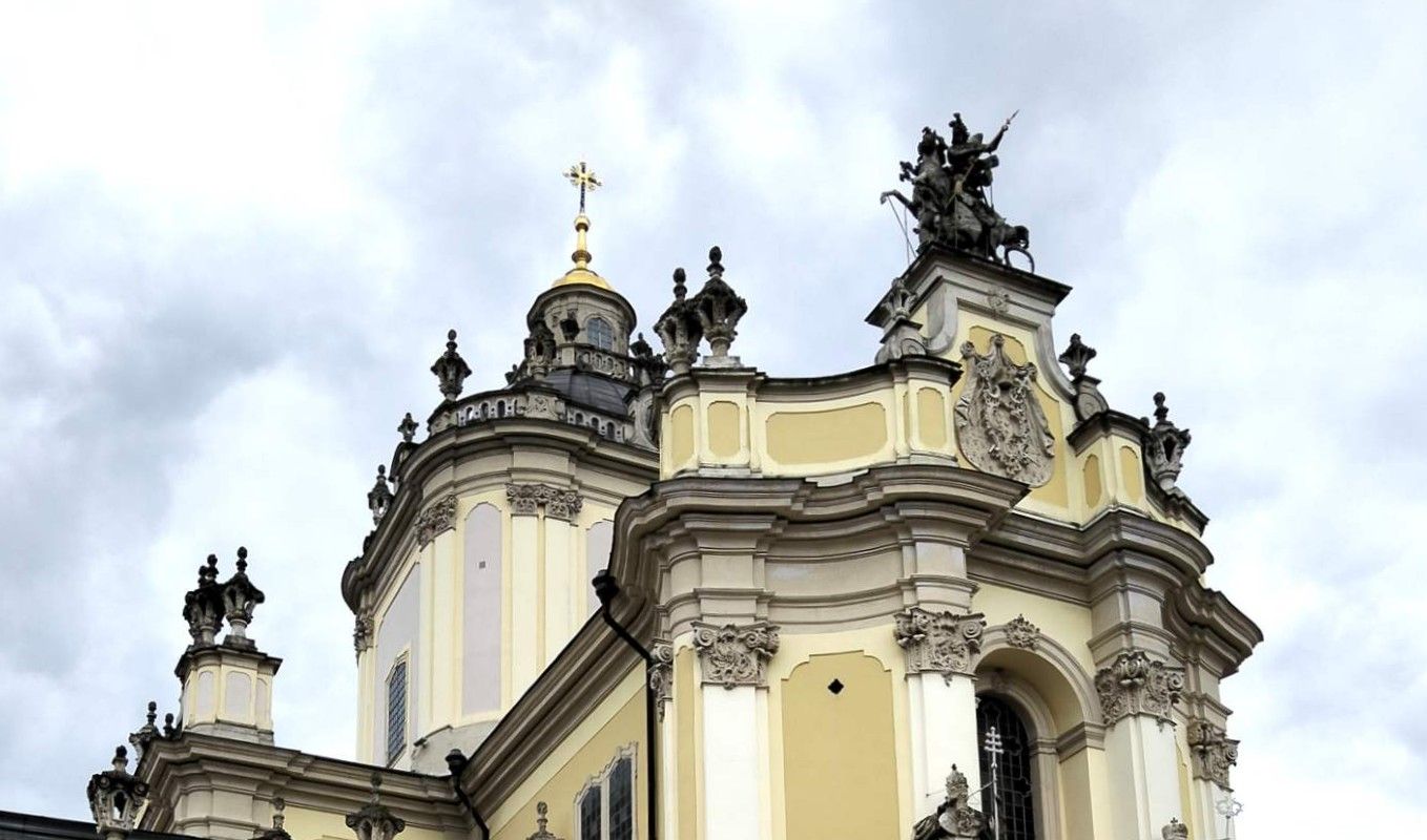 Na kopułę katedry św. Jura we Lwowie powrócił odrestaurowany 155-letni krzyż