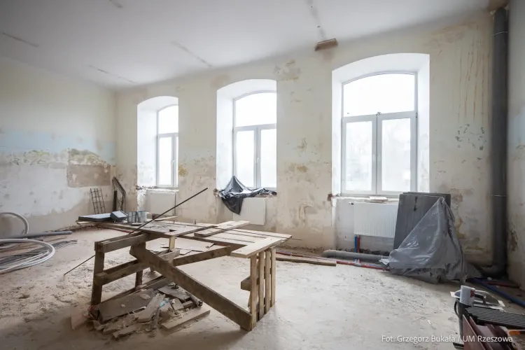 Remont III LO w Rzeszowie potrwa dłużej i będzie droższy. Powodem uszkodzenia konstrukcji