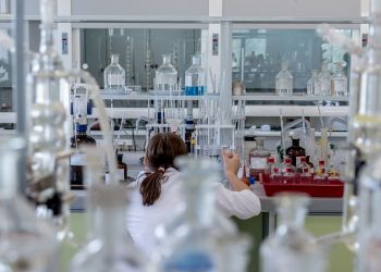 Jaki wpływ na naukę chemii i fizyki ma muzyka?