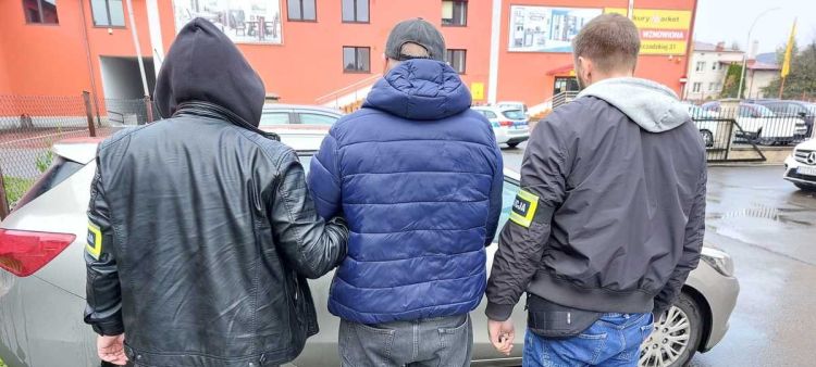 Dwóch diagnostów podejrzanych o korupcję. Grozi im do 10 lat więzienia (WIDEO)