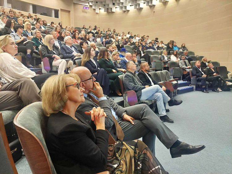 Jak pomagać uczniom z Ukrainy? Konferencja na Uniwersytecie Rzeszowskim 1 - Polskie Radio Rzeszów Jak pomagać uczniom z Ukrainy? Konferencja na Uniwersytecie Rzeszowskim