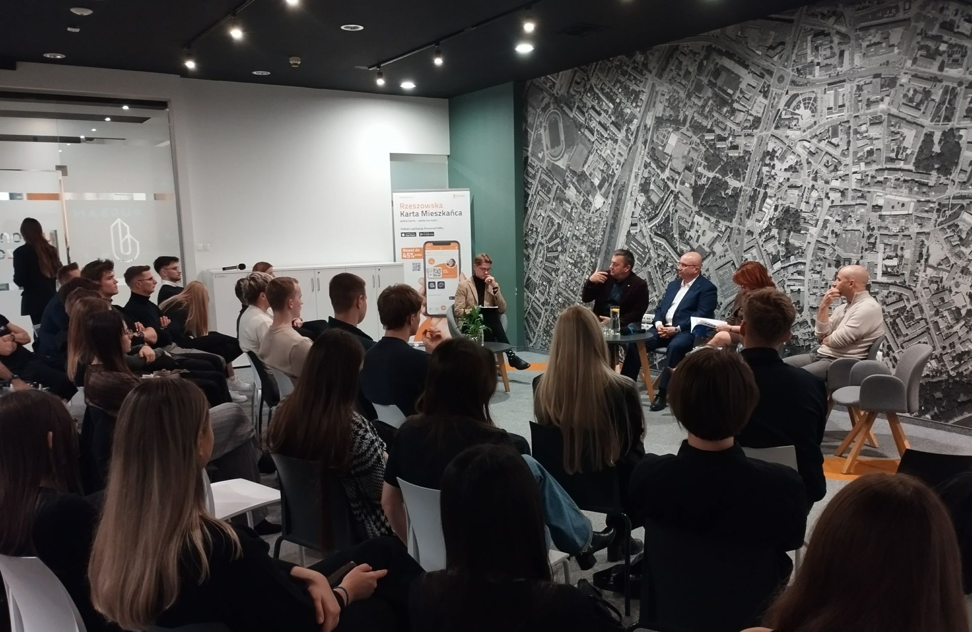 Rzeszowskie Forum Młodych Liderów. Głos młodego pokolenia wybrzmiał w stolicy Podkarpacia