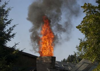 Pożar sadzy w kominie w Białobrzegach. Dwa zastępy straży w akcji