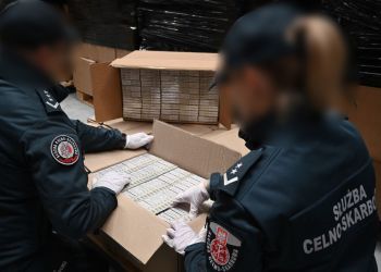 Podkarpacka KAS zatrzymała ciężarówkę z papierosami wartymi 6,3 mln zł [ZDJĘCIA]