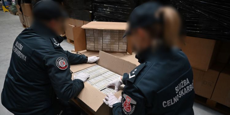 Podkarpacka KAS zatrzymała ciężarówkę z papierosami wartymi 6,3 mln zł [ZDJĘCIA]