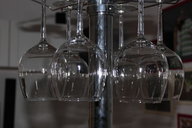 Koło Razem skieruje pismo do Hołowni ws. zakazu sprzedaży i spożywania alkoholu w Sejmie 1 - Polskie Radio Rzeszów Koło Razem skieruje pismo do Hołowni ws. zakazu sprzedaży i spożywania alkoholu w Sejmie