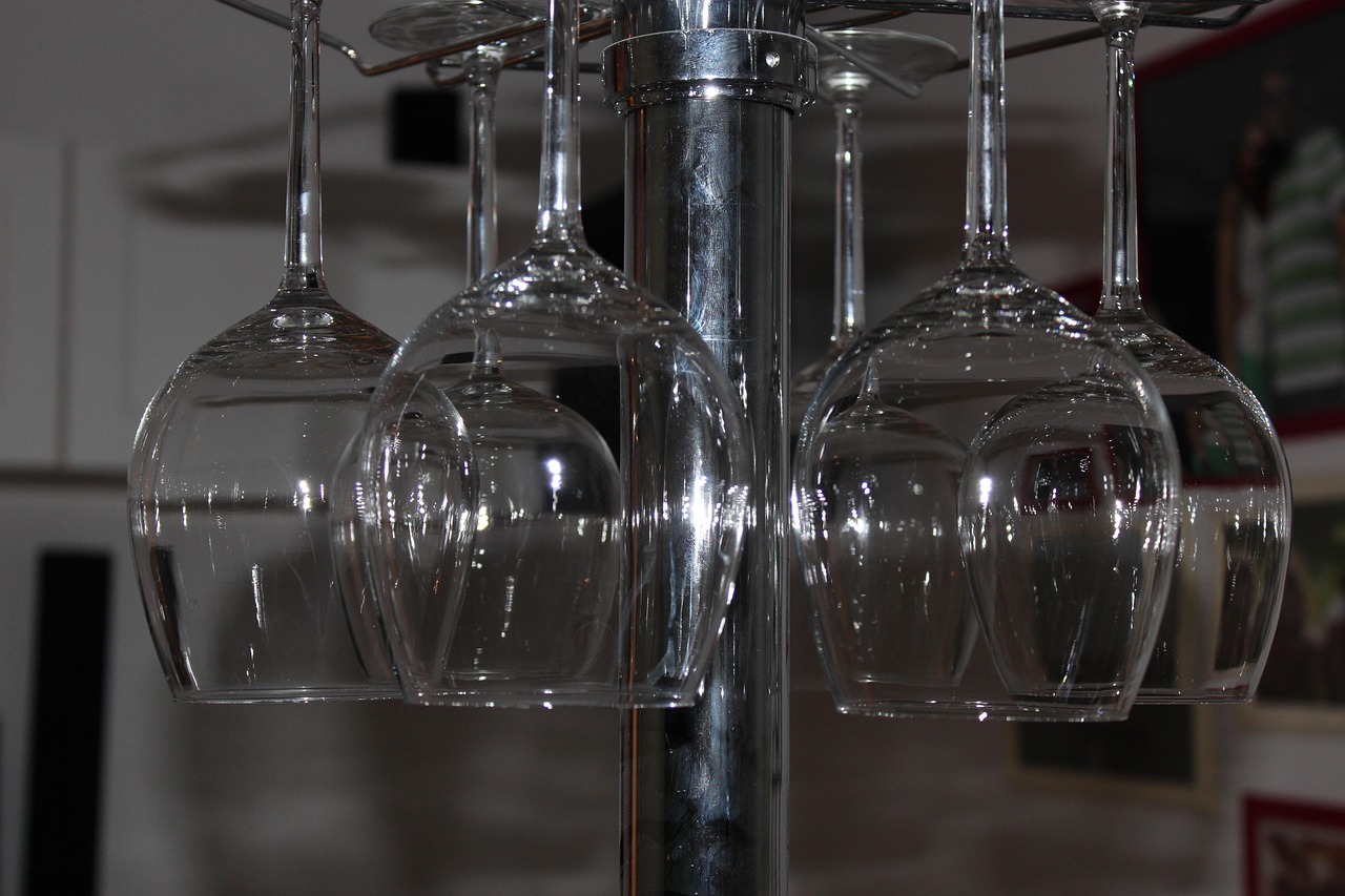 Koło Razem skieruje pismo do Hołowni ws. zakazu sprzedaży i spożywania alkoholu w Sejmie