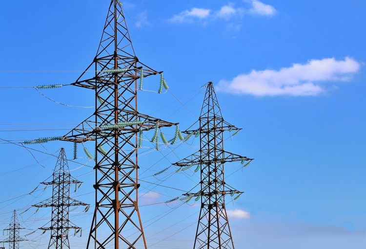 Ukraina/ Premierka: Rosja celowo atakuje naszą energetykę i transport; chce pogrążyć nas w ciemności