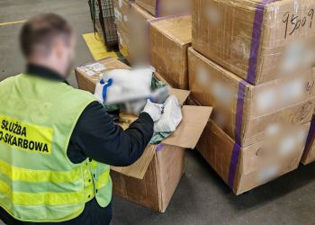 Podkarpacka KAS przechwyciła podrobioną odzież wartą 3 miliony złotych