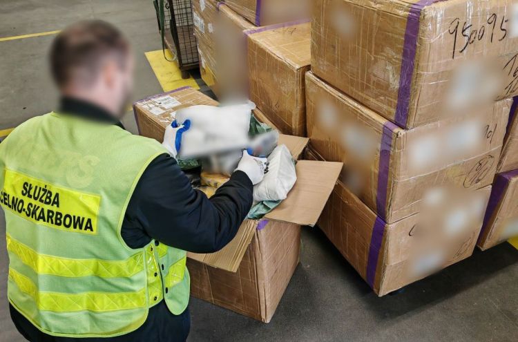 Podkarpacka KAS przechwyciła podrobioną odzież wartą 3 miliony złotych