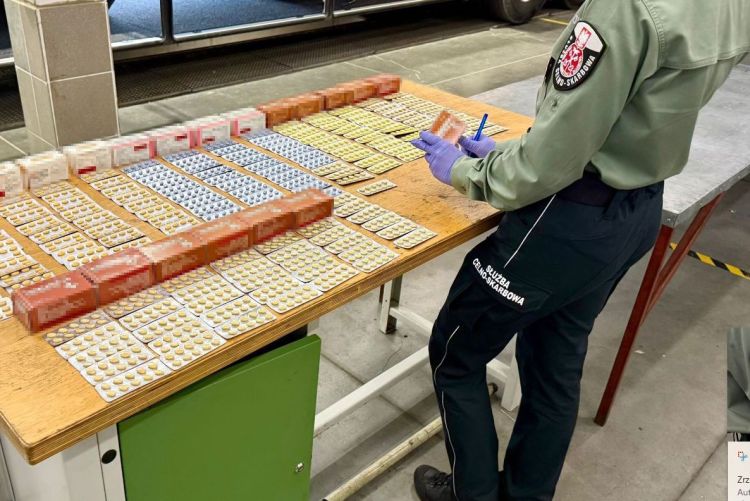 KAS udaremniła przemyt leków na potencję na granicy w Krościenku 1 - Polskie Radio Rzeszów KAS udaremniła przemyt leków na potencję na granicy w Krościenku