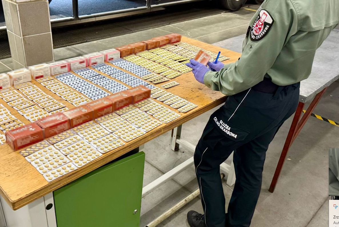 KAS udaremniła przemyt leków na potencję na granicy w Krościenku
