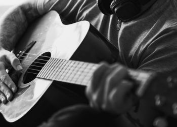 „Powiedz stary, gdzieś ty był…” – Zaduszki Muzyczne w Krośnie poświęcone Krzysztofowi Klenczonowi