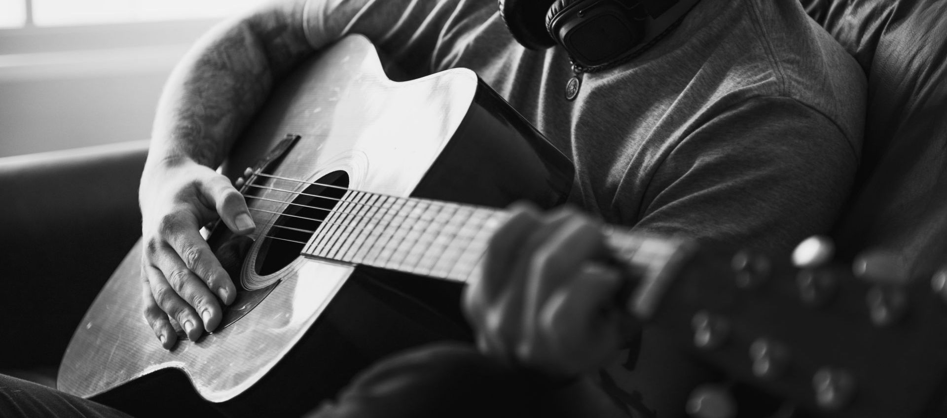 „Powiedz stary, gdzieś ty był…” – Zaduszki Muzyczne w Krośnie poświęcone Krzysztofowi Klenczonowi