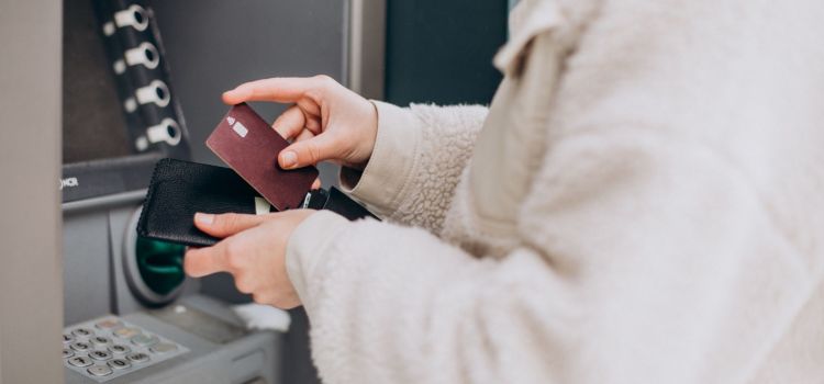 Nieuprawnione wypłaty z kont w Kujawsko-Pomorskiem – policja przyjmuje zgłoszenia