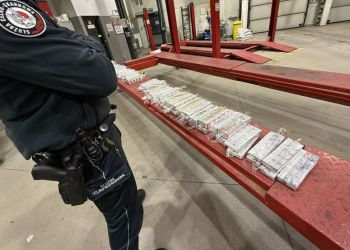 Przemycali papierosy w dachach samochodów dostawczych