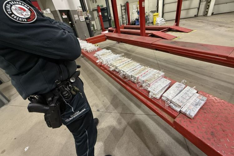 Przemycali papierosy w dachach samochodów dostawczych