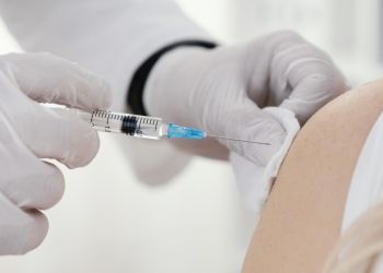 Ponad 332 tys. osób zaszczepiło się w tym sezonie przeciw COVID-19