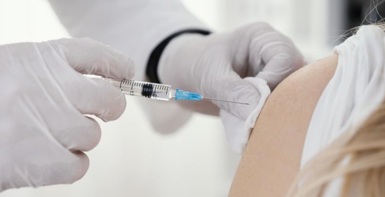 Ponad 332 tys. osób zaszczepiło się w tym sezonie przeciw COVID-19