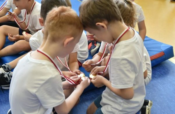 Wyczyny małych sportowców podczas Mini Olimpiady Przedszkolaka