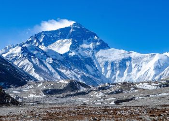 Agencja Reutera: prawie 1000 osób uwięzionych po tybetańskiej stronie Mount Everestu z powodu zamieci śnieżnej