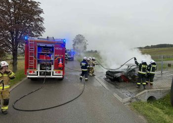 Pożar auta w Łubnie Opacym — Volkswagen spłonął doszczętnie