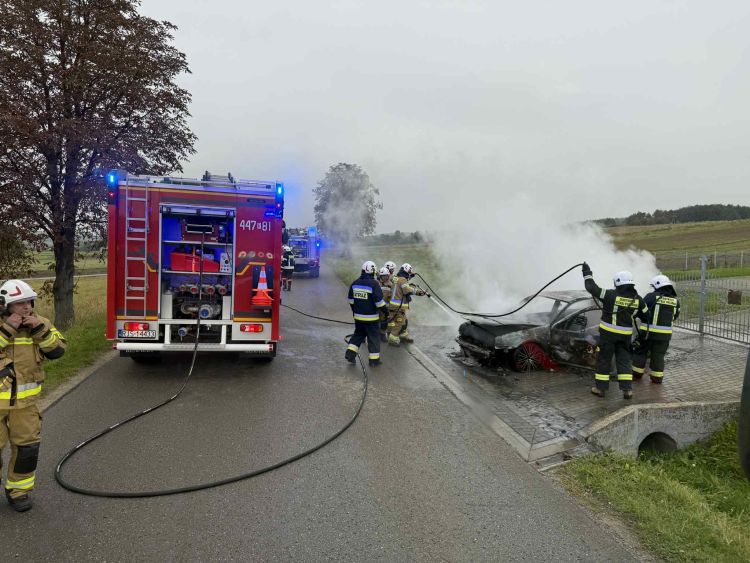 Pożar auta w Łubnie Opacym — Volkswagen spłonął doszczętnie 1 - Polskie Radio Rzeszów Pożar auta w Łubnie Opacym — Volkswagen spłonął doszczętnie