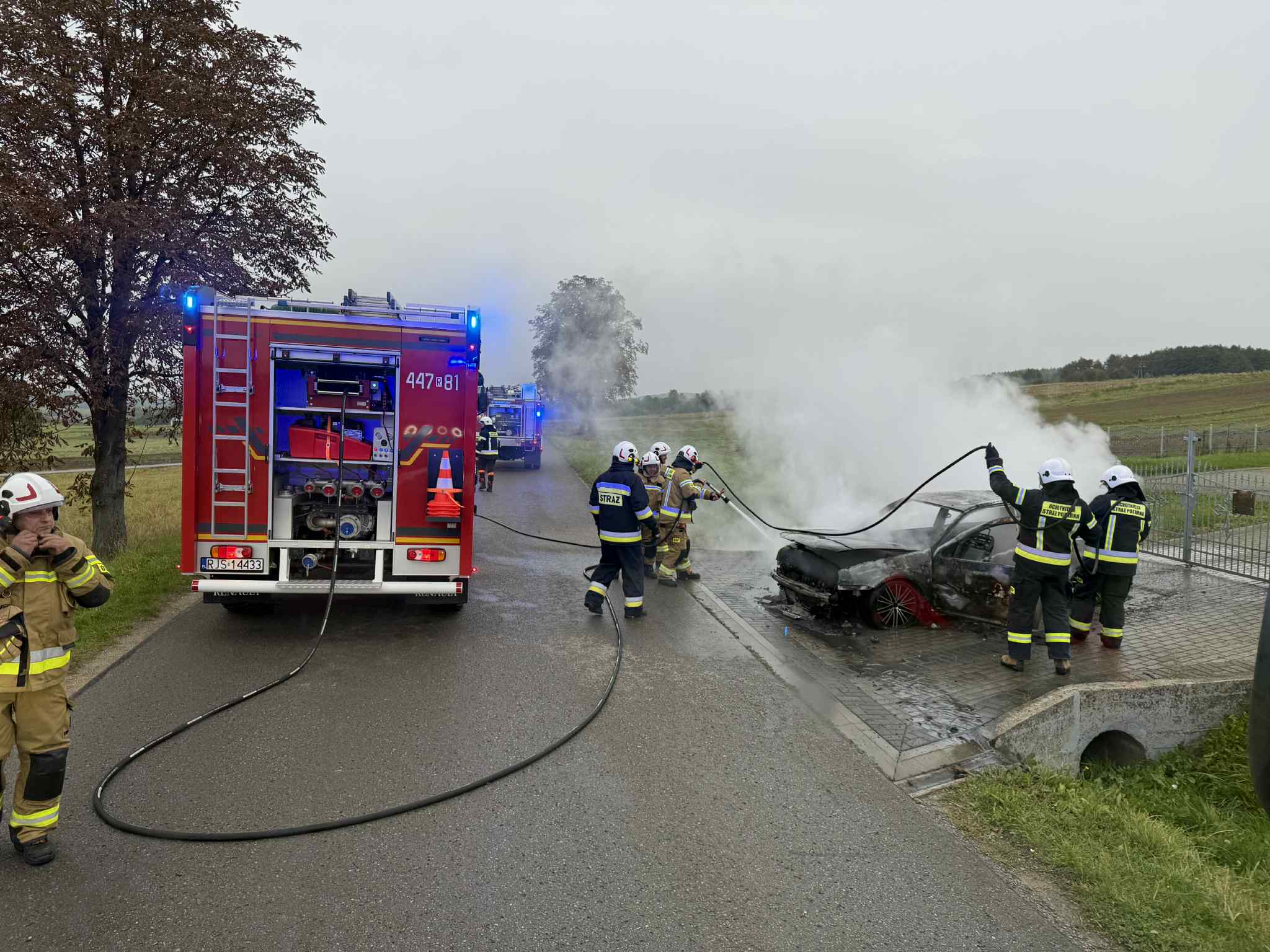 Pożar auta w Łubnie Opacym — Volkswagen spłonął doszczętnie 7 - Polskie Radio Rzeszów Pożar auta w Łubnie Opacym — Volkswagen spłonął doszczętnie