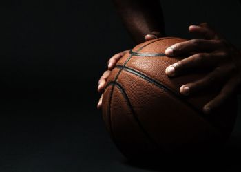 Nieudany powrót Miasta Szkła: Drużyna z Krosna przegrywa inauguracyjny mecz z Dzikami Warszawa [ZDJĘCIA]