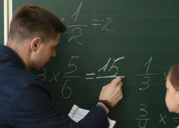 Dyrektor IBE: praca nauczyciela staje się coraz trudniejsza, więc trudniej w niej o młodych