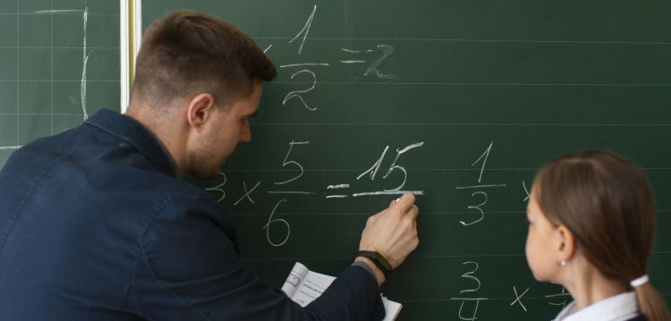 Dyrektor IBE: praca nauczyciela staje się coraz trudniejsza, więc trudniej w niej o młodych